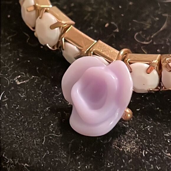 3” gold tone stretch bracelet w/faceted white links & 3 resin flower charms - Picture 5 of 10
